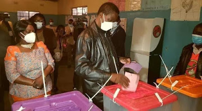 Zambian leader Edgar Lungu casts his voting during a general election in 2021.