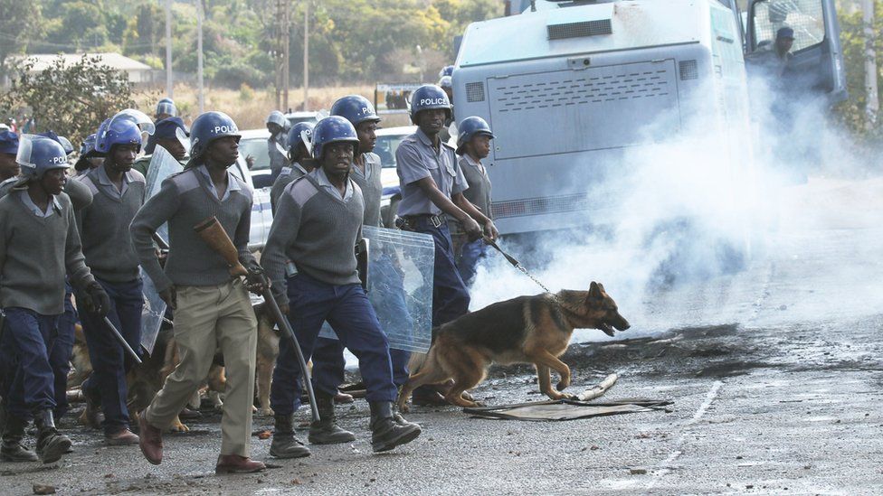zimbabwe-police-teargas