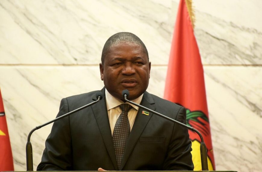 Mozambique President Filipe Nyusi delivering a speech at a public forum.