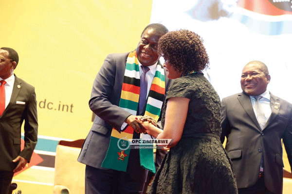 SADC honours late Robert Mugabe as Grace, Mnangagwa unite 2 Former First Lady Grace Mugabe shakes President Emmerson Mnangagwa’s hand after receiving a SADC award honouring her late husband, former President Robert Mugabe.