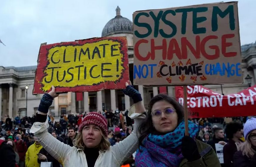 Home 16 Climate change protesters gather in Trafalgar Square