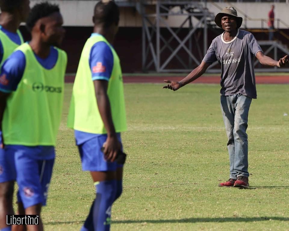 Dynamos fans bay for Ndiraya's head after loss to Ngezi dent title hopes 1 A disgruntled Dynamos supporter staged a demonstration during half time at the National Sports Stadium in the game against Ngezi Platinum Stars on Sunday.