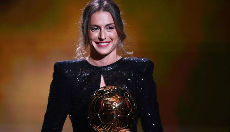 FC Barcelona's Spanish midfielder Alexia Putellas poses after being awarded the the women's Ballon d'Or award during the 2021 Ballon d'Or France Football award