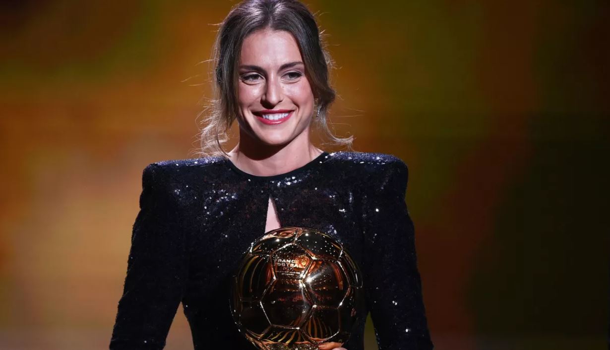 Barcelona star Alexia Putellas wins women's Ballon d'Or 2022 1 FC Barcelona's Spanish midfielder Alexia Putellas poses after being awarded the the women's Ballon d'Or award during the 2021 Ballon d'Or France Football award