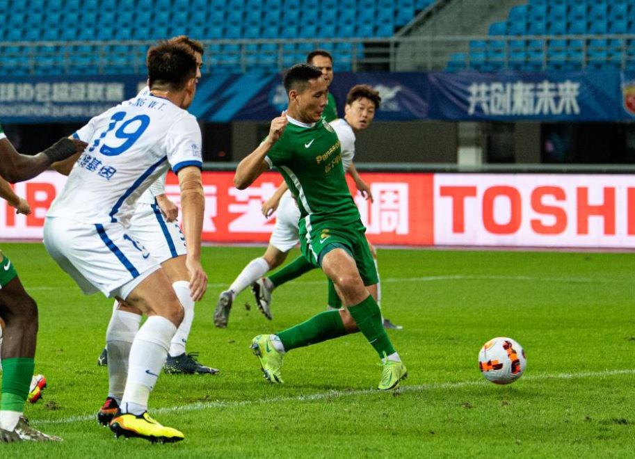 Leung Nok Hang of Zhejiang FC shoots to score during a 2022 season Chinese Football Association Super League (CSL) match between Zhejiang FC and Wuhan Three Towns in Huzhou, east China's Zhejiang Province, Oct. 4, 2022.