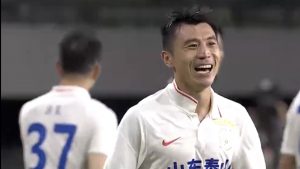 Zheng Zheng celebrates after scoring the winning goal as Shandong Taishan edged Meizhou Hakka 2-1 in the 21st round of the Chinese Super League (CSL) on Wednesday.