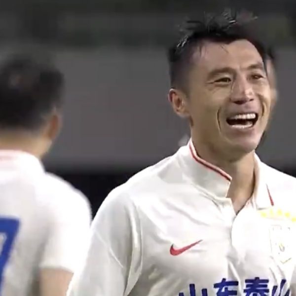 Home 165 Zheng Zheng celebrates after scoring the winning goal as Shandong Taishan edged Meizhou Hakka 2-1 in the 21st round of the Chinese Super League (CSL) on Wednesday.