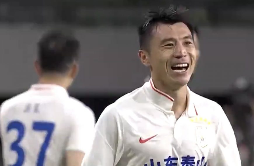Home 141 Zheng Zheng celebrates after scoring the winning goal as Shandong Taishan edged Meizhou Hakka 2-1 in the 21st round of the Chinese Super League (CSL) on Wednesday.