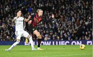 Manchester City striker Erling Haaland (R) scores his team's second goal during the English Premier League football match between Leeds United and Manchester City at Elland Road in Leeds, northern England on 28 December 2022.