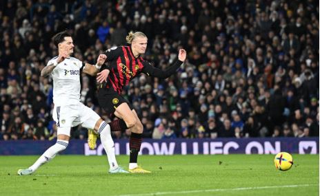Manchester City striker Erling Haaland (R) scores his team's second goal during the English Premier League football match between Leeds United and Manchester City at Elland Road in Leeds, northern England on 28 December 2022.