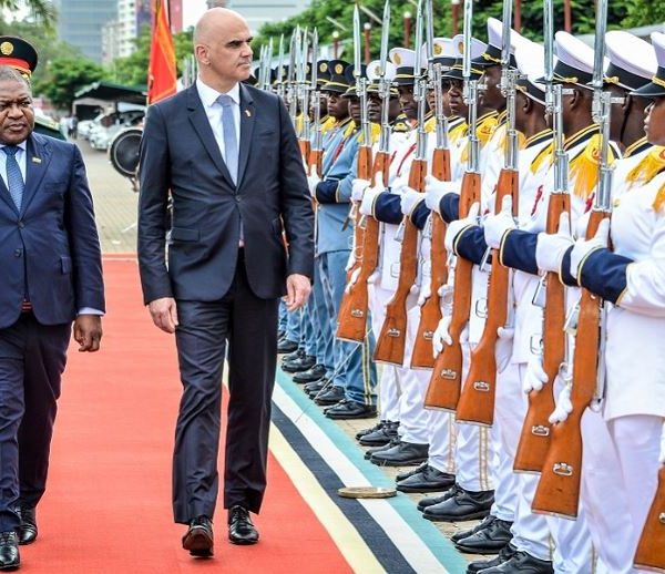 Home 23 President Filipe Nyusi inspecting the guard of honour on Wednesday 8th February 2023, in Maputo, before holding a bilateral meeting with his Swiss counterpart, Alain Berset, who is on a three-day working visit to Mozambique to deepen relations of friendship and cooperation between the two countries.
