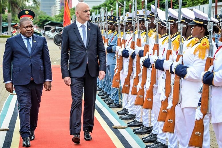 President Filipe Nyusi inspecting the guard of honour on Wednesday 8th February 2023, in Maputo, before holding a bilateral meeting with his Swiss counterpart, Alain Berset, who is on a three-day working visit to Mozambique to deepen relations of friendship and cooperation between the two countries.