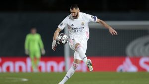 Real Madrid's Karim Benzema controls the ball during the Champions League, round of 16, second leg soccer match between Atalanta and Real Madrid.