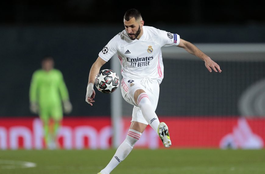 Real Madrid's Karim Benzema controls the ball during the Champions League, round of 16, second leg soccer match between Atalanta and Real Madrid.