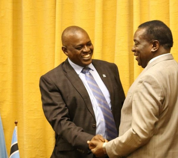 Home 2 Botswana's President Mokgweetsi Masisi (left) and his Zimbabwean counterpart Emmerson Mnangagwa in 2018.