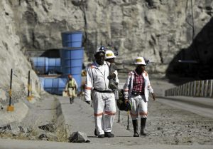 Workers return from a shift at Zimplats' Ngwarati Mine in Mhondoro-Ngezi May 30, 2014. The Zimbabwe unit of world number two platinum producer Impala Platinum will upgrade its smelter into a base-metals refinery for $100 million in the next two years, an online news agency quoted a senior Zimplats official saying on Friday.
