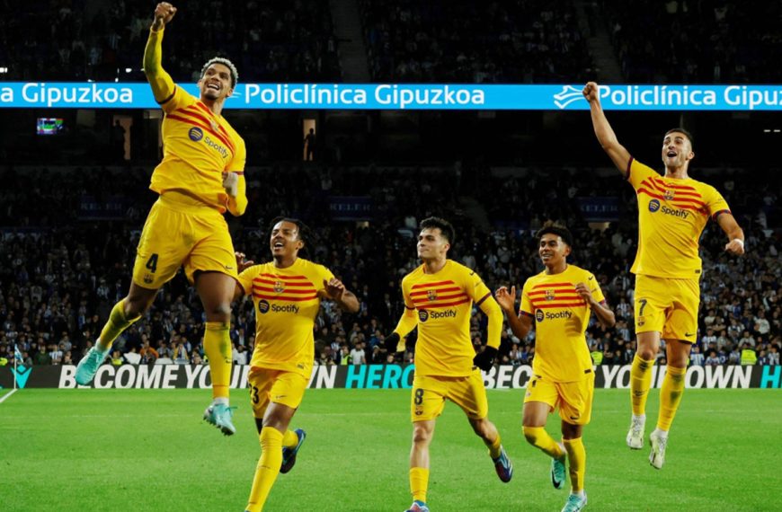 Barcelona's players celebrate after #04 Ronald Araujo scored his team's first goal during the Spanish league football match between Real Sociedad and FC Barcelona at the Anoeta stadium in San Sebastian on 4 November 2023.