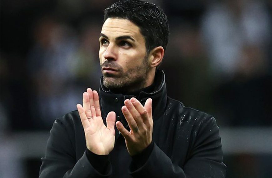 Arsenal manager Mikel Arteta applauds travelling supporters after a controversial 1-0 defeat to Newcastle United at St James’ Park on Saturday 4th November 2023.
