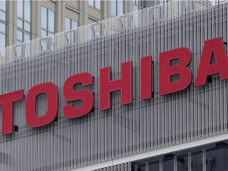 The logo of Toshiba Corp is seen at a company's building in Kawasaki, Japan, on February 19, 2022 (AP PHOTO/Shuji Kayiyama)