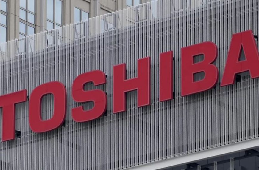 The logo of Toshiba Corp is seen at a company's building in Kawasaki, Japan, on February 19, 2022 (AP PHOTO/Shuji Kayiyama)