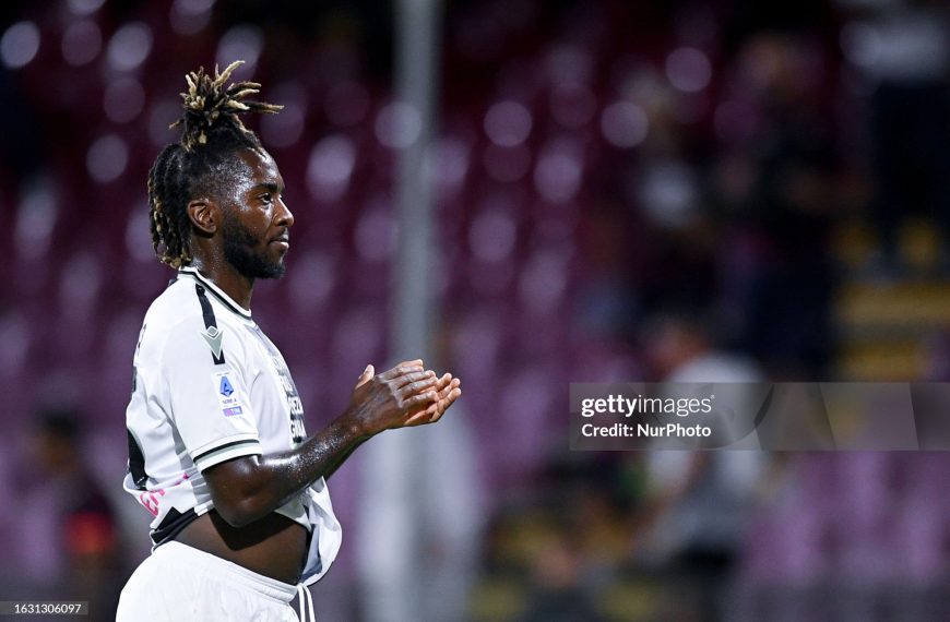 Jordan Zemura of Udinese Calcio greets the fans during the Serie A match between US Salernitana and Udinese Calcio at Stadio Arechi on August 28, 2023 in Salerno, Italy. (Photo by Giuseppe Maffia/NurPhoto via Getty Images)